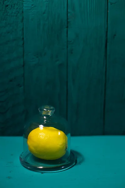 Limone Fresco Vaso Vetro Bellissimo Sfondo Scuro — Foto Stock