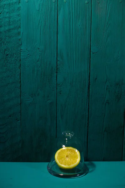 Limone Fresco Tagliato Metà Una Limonata Vetro Uno Sfondo Bello — Foto Stock