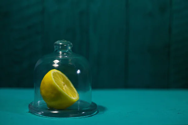 Limone Fresco Tagliato Metà Una Limonata Vetro Uno Sfondo Bello — Foto Stock