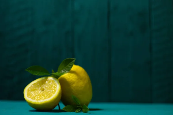 Juicy Fresh Lemons Leaves Beautiful Blue Background — Stock Photo, Image