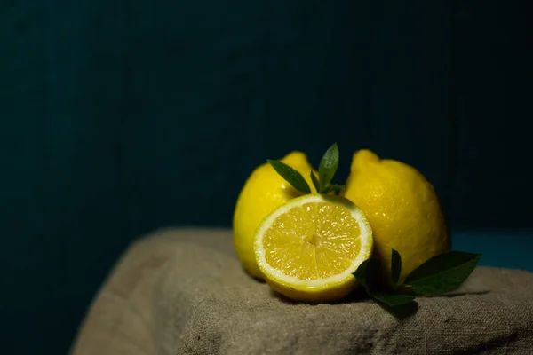Juicy Fresh Lemons Leaves Burlap Beautiful Background — Stock Photo, Image