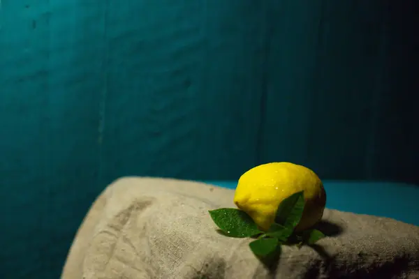 Limone Fresco Decorato Con Foglie Verdi Uno Sfondo Bellissimo — Foto Stock