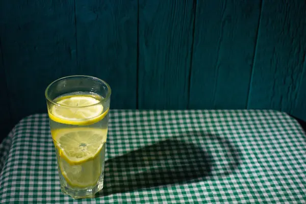 透明的柠檬水 带有新鲜的柠檬片 背景优美 — 图库照片