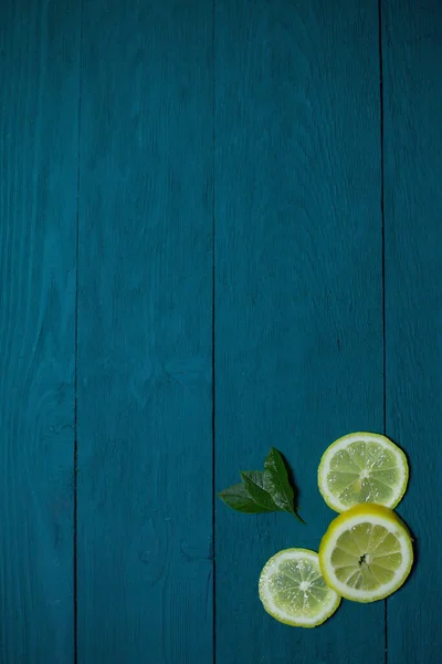 Fatias Limão Fresco Com Folha Verde Fundo Azul Com Textura — Fotografia de Stock