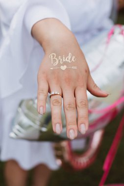 Gelinin partisi, bekarlığa veda partisi, parmağında alyans, kızların elleri.