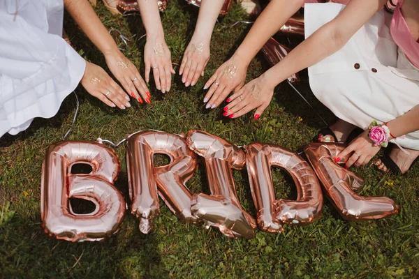 Svatební Večírek Rozlučka Svobodou Slovo Bride Zlatých Míčků Trávě — Stock fotografie
