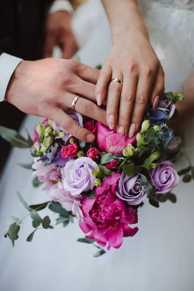 Руки Кольцами Пальцах Держат Букет Цветов Свадьбе — стоковое фото