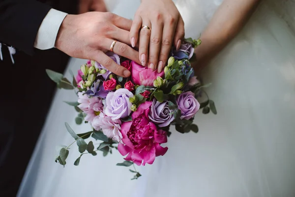 Parmaklarında Yüzüklerle Düğünde Bir Buket Çiçek Tutuyorlar — Stok fotoğraf