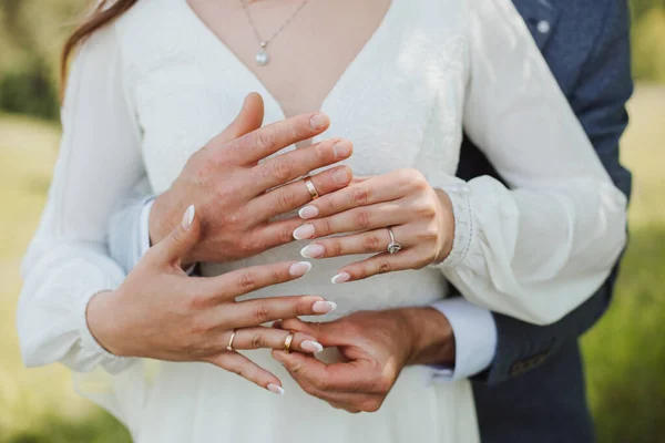 Венчание Обручальные Кольца Пальцах — стоковое фото