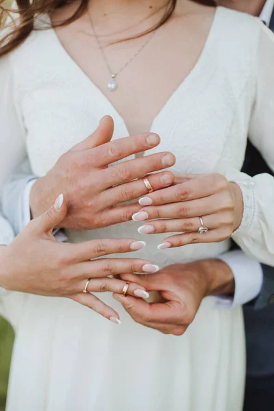 Венчание Обручальные Кольца Пальцах — стоковое фото