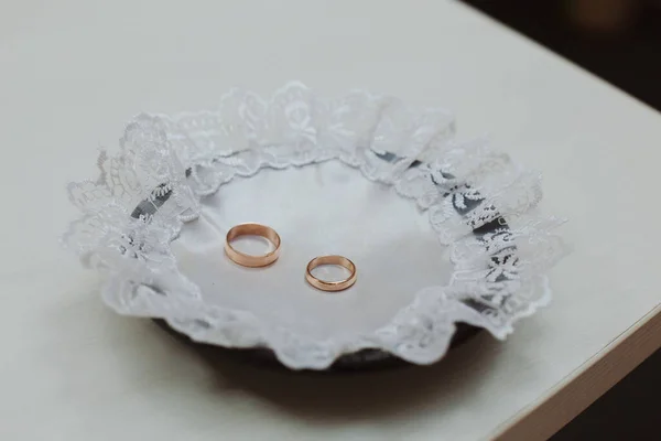 Esküvői Szertartás Két Arany Jegygyűrű Egy Tálon — Stock Fotó