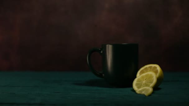 Kubek Jest Wypełniony Gorącą Aromatyczną Herbatą Czarną Cytryną — Wideo stockowe