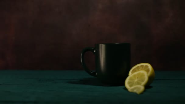杯子里装满了热的 芬芳的茶和黑柠檬 — 图库视频影像