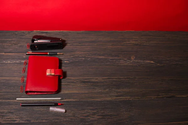 Büro Der Roten Farbe Auf Schwarzem Hintergrund Geschäftsfrau — Stockfoto