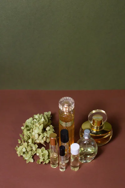 Cam Parfüm Şişeleri Arkaplanda Ortanca Ağaçları — Stok fotoğraf