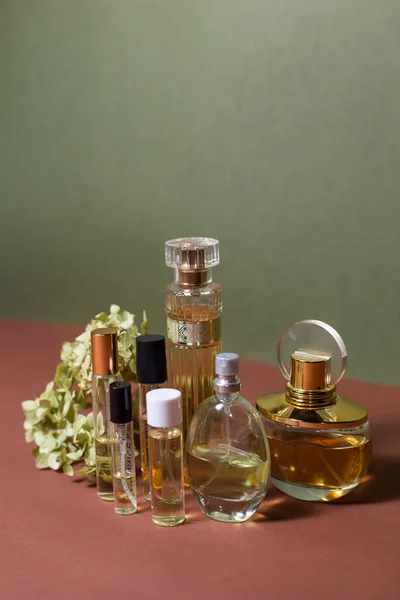Parfümflaschen Aus Glas Mit Hortensienzweigen Auf Schönem Hintergrund — Stockfoto