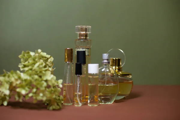 Botol Kaca Parfum Dengan Setangkai Hidrangea Pada Latar Belakang Yang — Stok Foto