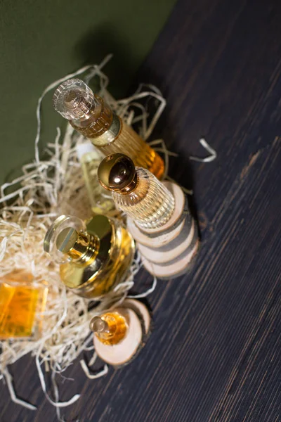 Eine Sammlung Von Parfüms Die Mit Holzspänen Auf Dunklem Hintergrund — Stockfoto