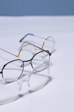 Beyaz ve mavi arkaplanda gözlük