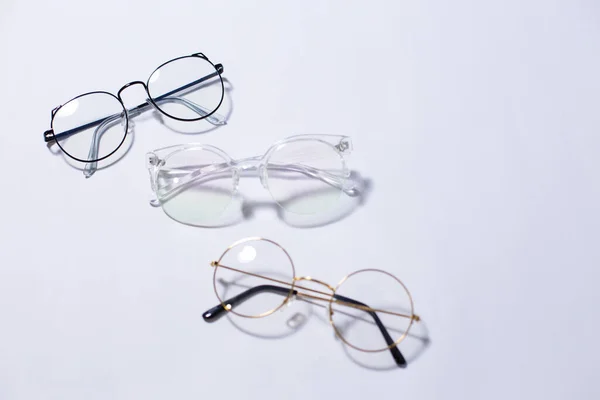 Brýle Bílém Modrém Pozadí — Stock fotografie