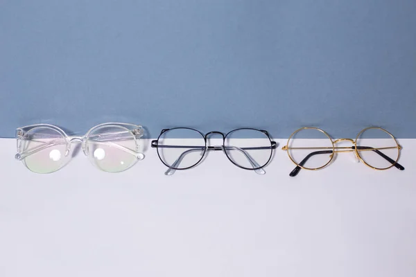Óculos Sobre Fundo Branco Azul — Fotografia de Stock