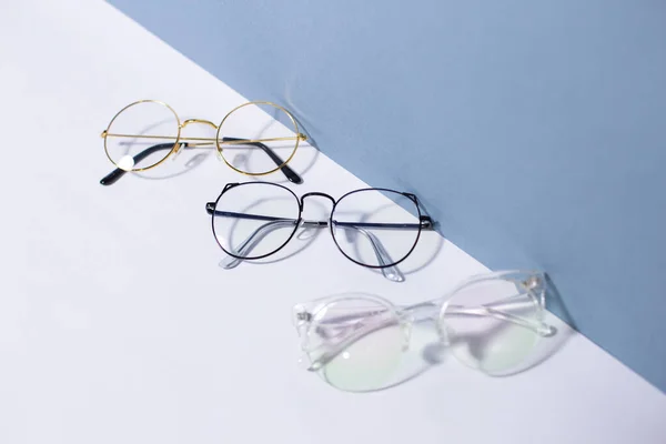 Óculos Sobre Fundo Branco Azul — Fotografia de Stock