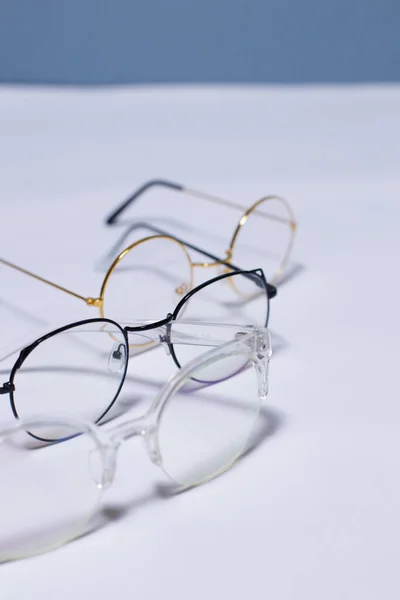 Brýle Bílém Modrém Pozadí — Stock fotografie