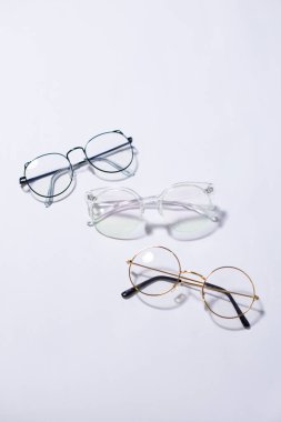 Güzel bir arka planda farklı gözlükler.