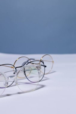 Güzel bir arka planda farklı gözlükler.