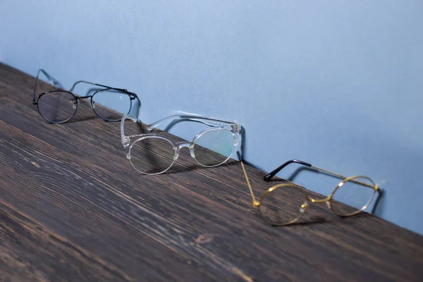 Brýle Tenkém Černém Průhledném Zlatém Rámečku Tmavém Pozadí Dřevěnou Texturou — Stock fotografie