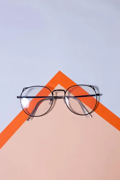 Γυαλιά Λεπτό Πλαίσιο Φόντο Τριών Χρωμάτων Πορτοκαλί Μπλε Λευκό — Φωτογραφία Αρχείου