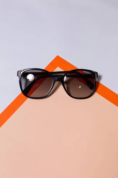 Schwarze Gläser Mit Dickem Rahmen Auf Dreifarbigem Hintergrund Orange Blau — Stockfoto