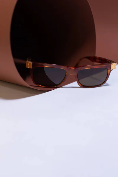 Окуляри Широкою Рамкою Плямистим Забарвленням Рулоні Коричневого Дизайнерського Паперу — стокове фото