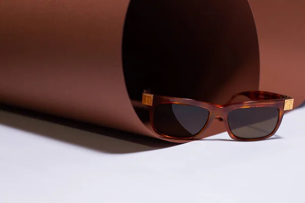 Óculos Com Uma Moldura Larga Coloração Manchada Rolo Papel Design — Fotografia de Stock