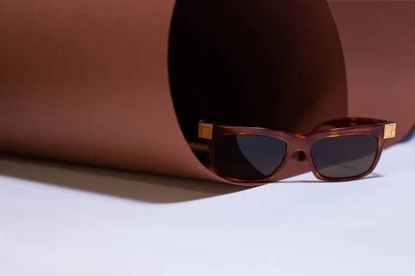 Brýle Širokým Rámem Skvrnitým Zbarvením Roli Hnědého Designového Papíru — Stock fotografie