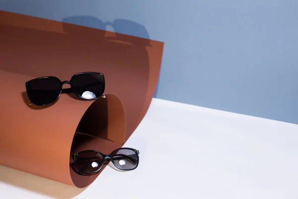 Breitrand Brille Auf Weißem Und Blauem Hintergrund Neben Einer Rolle — Stockfoto
