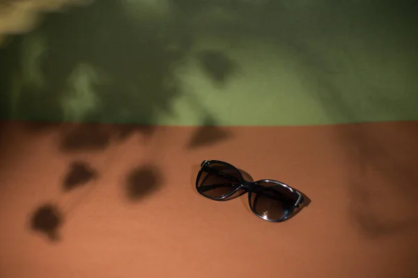 Černé Sluneční Brýle Silných Rámečcích Krásném Pozadí Stínem Listí — Stock fotografie