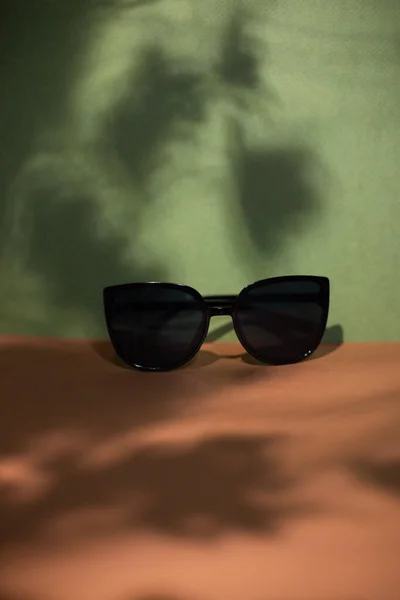 Schwarze Sonnenbrille Dicken Rahmen Auf Schönem Hintergrund Mit Blätterschatten — Stockfoto