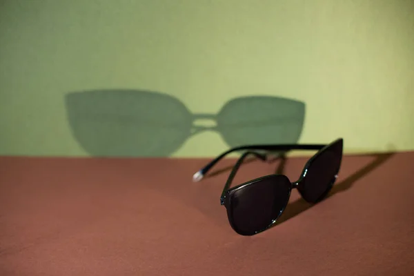 美しい背景の黒眼鏡 — ストック写真