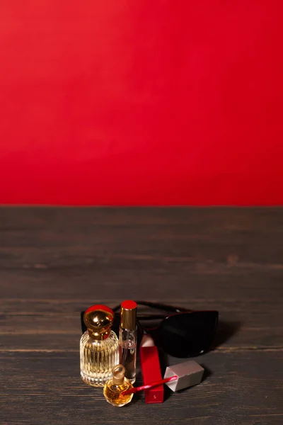 Parfüm Roter Lippenstift Schwarze Brille Auf Rot Schwarzem Hintergrund — Stockfoto