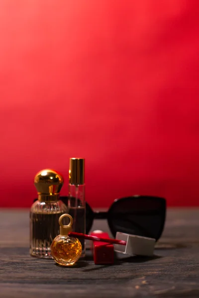 Parfüm Kırmızı Ruj Kırmızı Siyah Arka Planda Siyah Gözlük — Stok fotoğraf
