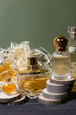 Siyah arka planda ahşap talaşı olan parfüm.