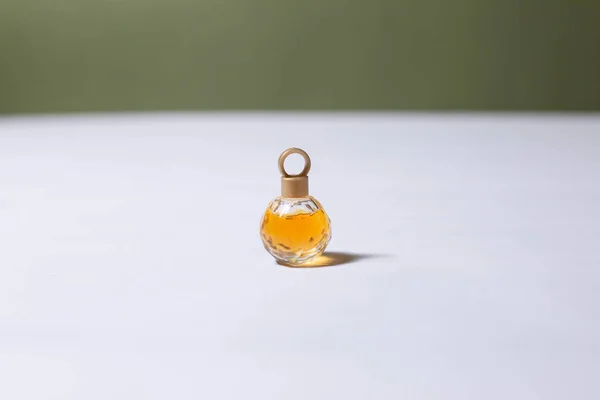 Schöne Flasche Mit Parfüm Auf Hellem Hintergrund — Stockfoto