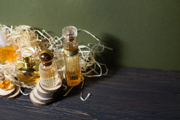 Parfüm Mit Holzspänen Auf Schwarzem Hintergrund — Stockfoto