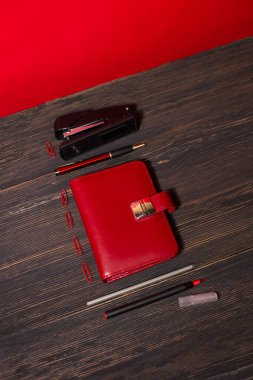 Siyah ve kırmızı arkaplanda kırmızı renkli kırtasiye