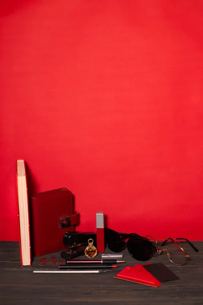 Papírnictví Dámské Doplňky Červené Barvy Černém Červeném Pozadí — Stock fotografie