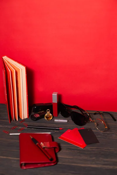 Papier Kledingtoebehoren Van Rode Kleur Voor Dames Een Zwarte Rode — Stockfoto