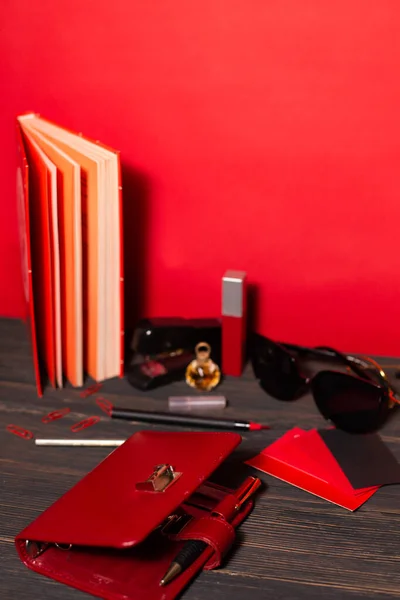 Schreibwaren Und Damenaccessoires Roter Farbe Auf Schwarzem Und Rotem Hintergrund — Stockfoto