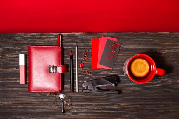 Schreibwaren Und Damenaccessoires Roter Farbe Mit Tasse Tee Auf Schwarzem — Stockfoto