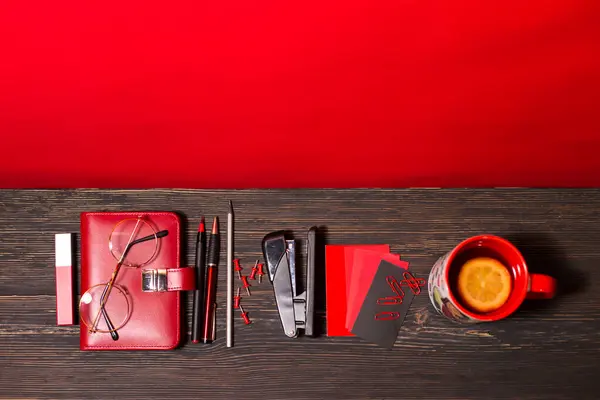 Schreibwaren Und Damenaccessoires Roter Farbe Mit Tasse Tee Auf Schwarzem — Stockfoto